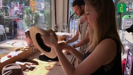 Aprendió de tutoriales de Youtube y ahora hace sombreros para Neymar y Alaba