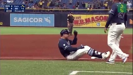 Mookie Betts fusiló a Avisail García en tercera base con un tirazo