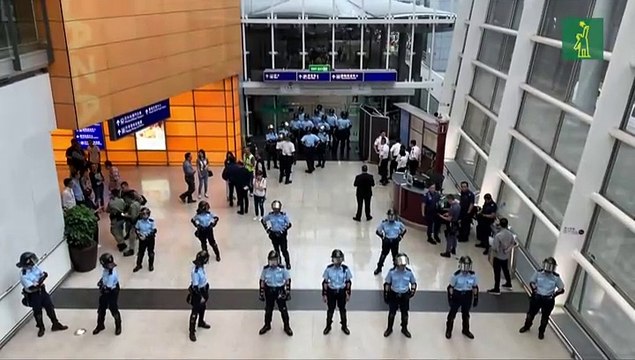 Manifestantes de Hong Kong bloquean el aeropuerto tras violentas protestas