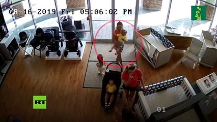 Roba un cochecito para bebé pero olvida a su hijo en la tienda