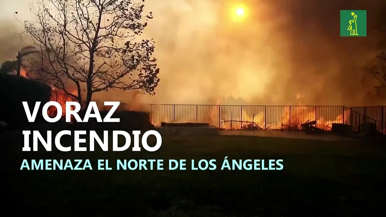 Un voraz incendio amenaza el norte de Los Ángeles