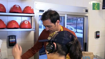 Los exfutbolistas Recoba y Pacheco entran a la cocina de Mc Donald's Uruguay en causa solidaria