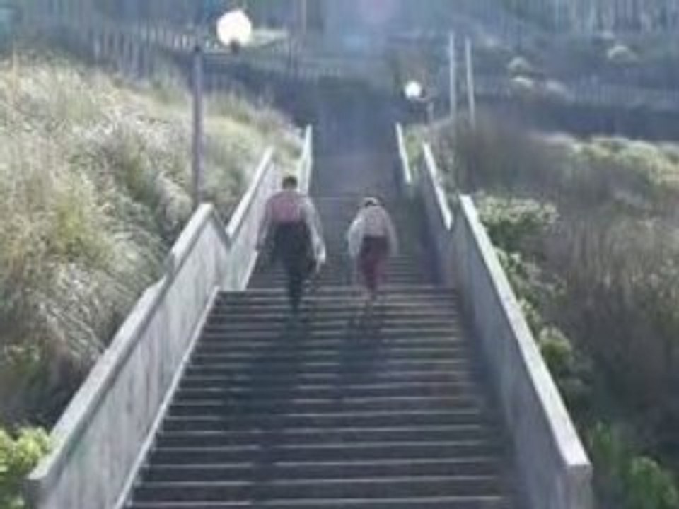 Surfers montant les marches