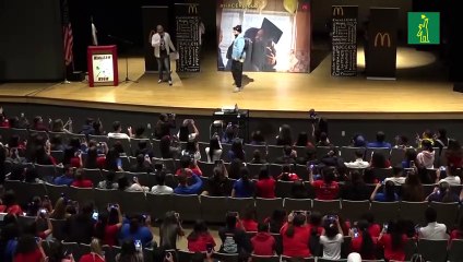 Bad Bunny visita instituto para presentar programa de becas para latinos