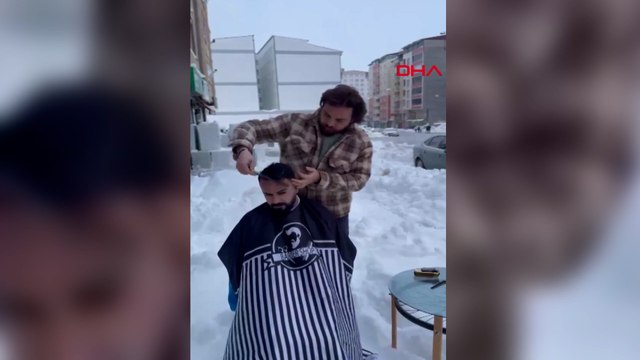 Berber, müşterilerini karda dükkanının önünde tıraş etti