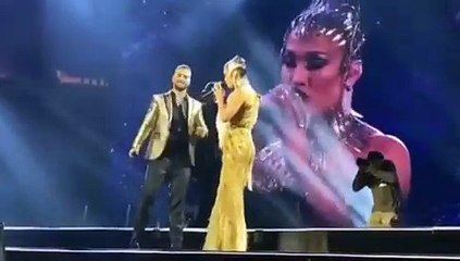 Jennifer López y Maluma cantan "No me ames"