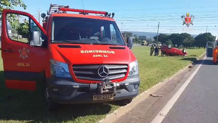 Carro capota após colisão com caminhão na Epia Norte
