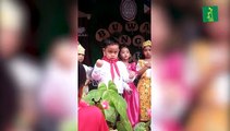 Niño es captado con peculiar gesto durante celebración