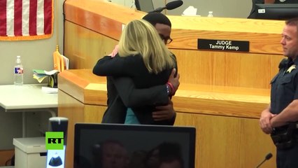 Un hombre perdona y abraza a la expolicía que mató a su hermano