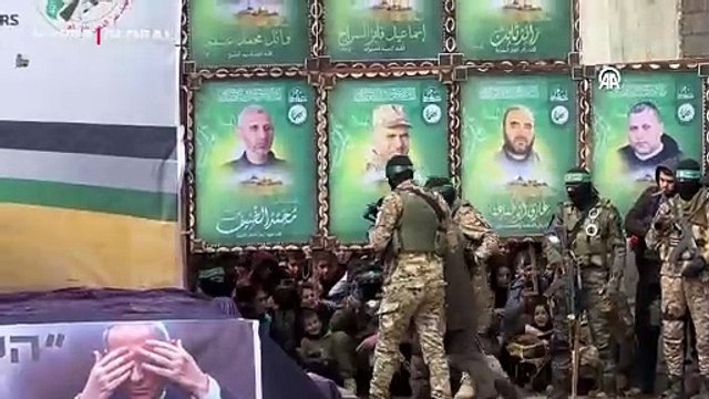 İlk aşamanın son takası: İsrailli esir Hamas savaşçısını alnından öptü
