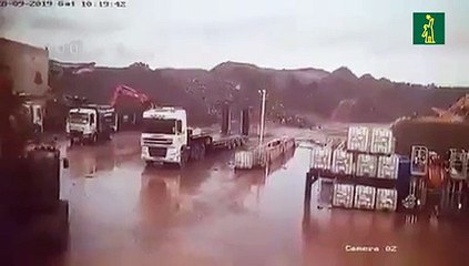 Empleado destruye con una excavadora el lujoso auto de su jefe y un camión