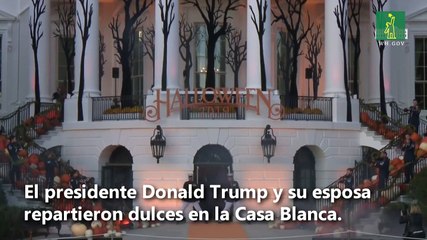 El presidente Donald Trump reparte dulces en la Casa Blanca