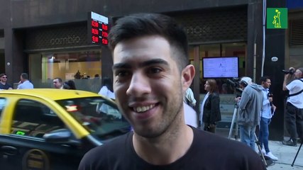 Argentinos compran dólares para “protegerse” de elección presidencial