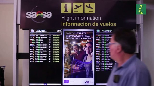 Vuelo con 226 médicos cubanos repatriados a su país parte de Bolivia