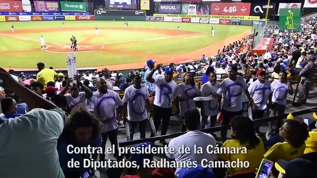 Jóvenes vitorean “ladrón ladrón!” a Radhamés Camacho