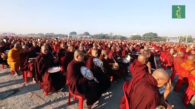 Unos 30.000 monjes reciben donaciones tras la Cuaresma budista en Birmania