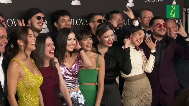 Calamaro, Cami y Mon Laferte se arrodillan ante Juanes en los Latin Grammy