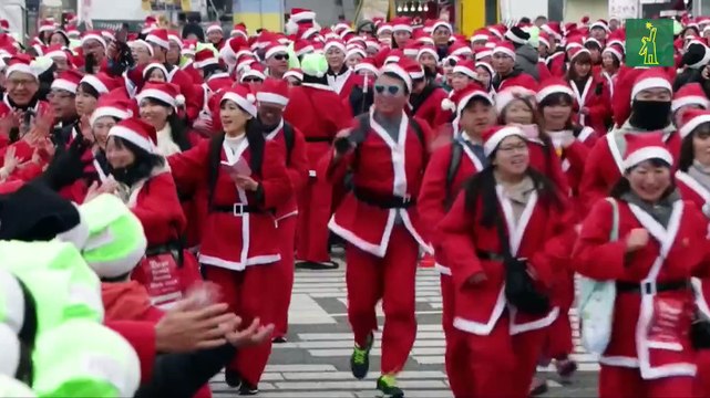 Miles de Santa Claus corren en Tokio