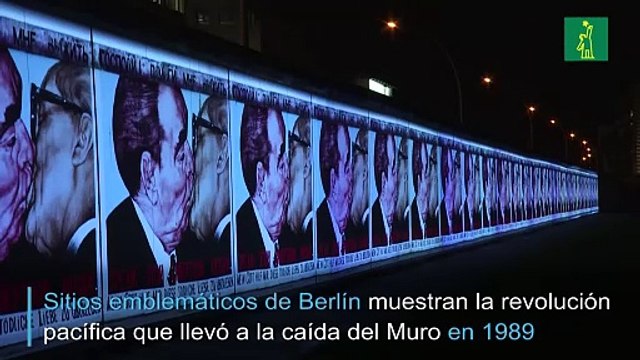 La caída del muro de 1989 se proyecta en las paredes de Berlín