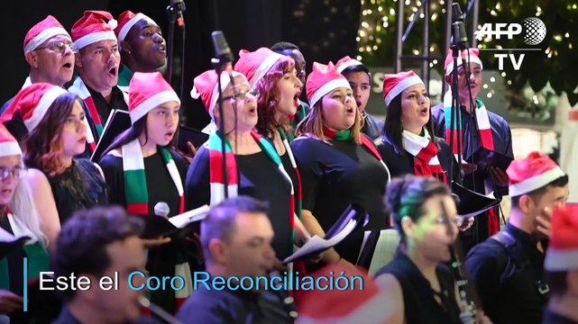 Excombatientes y víctimas reunidos en coro navideño en Colombia