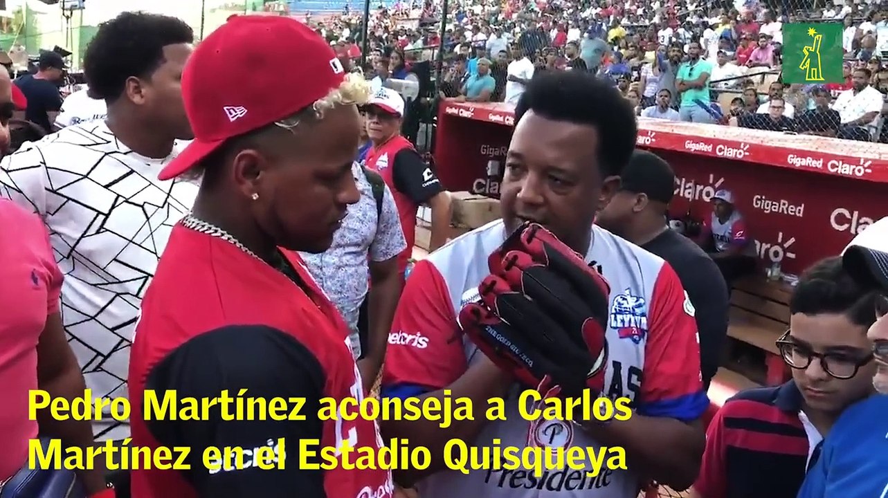 Pedro Martínez aconseja a Carlos Martínez en el Estadio Quisqueya