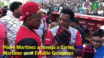 Pedro Martínez aconseja a Carlos Martínez en el Estadio Quisqueya