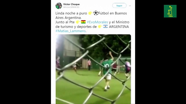 Evo Morales juega al fútbol con el ministro de Deportes argentino