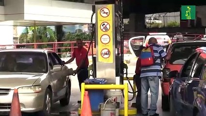 Venezolanos sufren por falta de gasolina