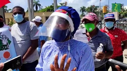 Exempleados de IDSS protestan frente al Palacio Nacional