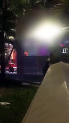 Niño es esposado frente a restaurante de comida rápida en Santiago