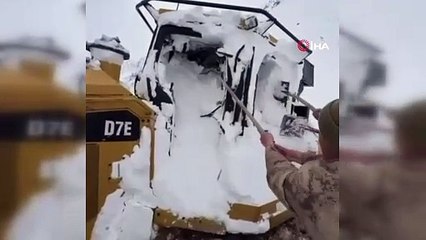 Ulaşıma kapanan yolu açmaya çalışırken çığ altında kaldı