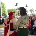 Margarita Cedeño baila con Santa Claus