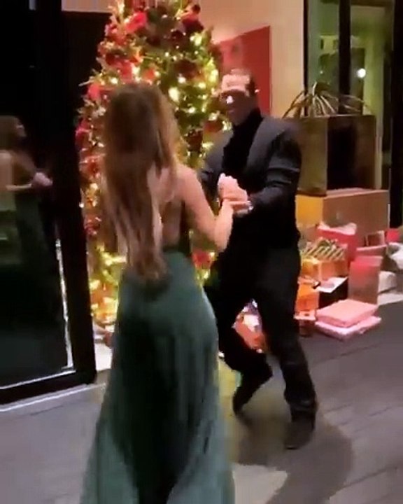 Jlo y Arod bailando al ritmo de "El baile del perrito" de Wilfrido Vargas