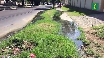 Brote de aguas residuales en una avenida de Santiago
