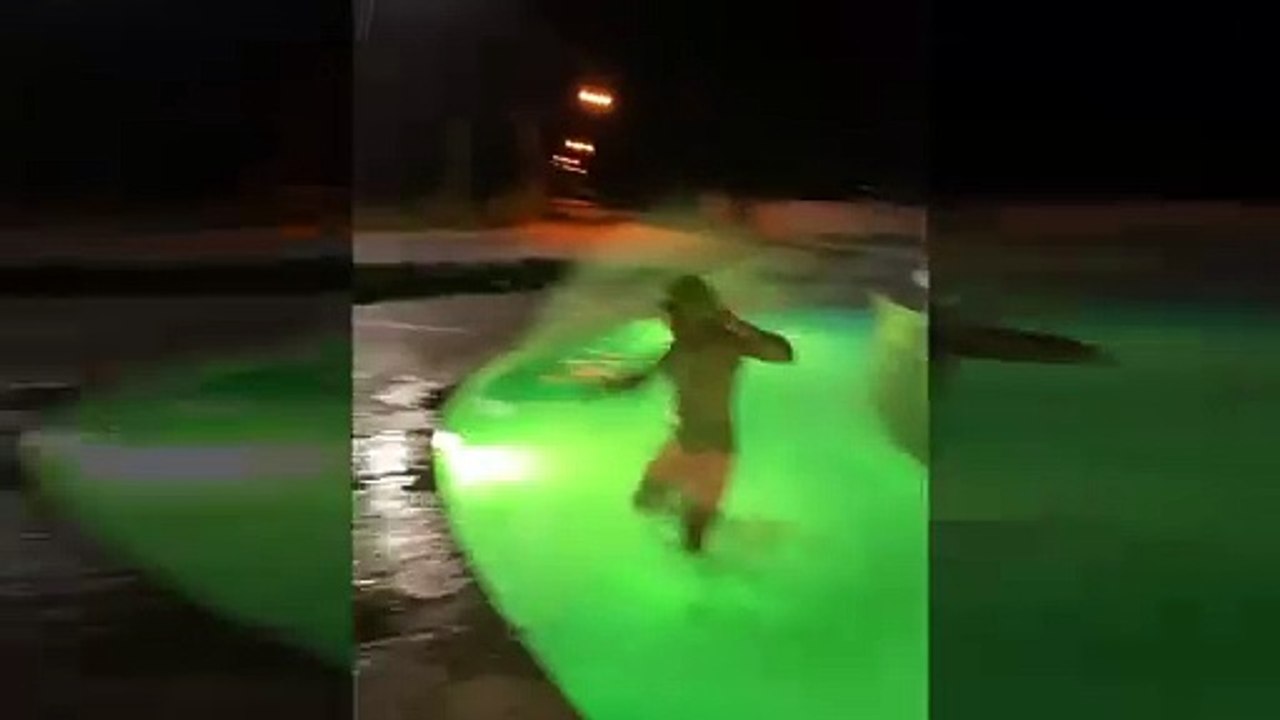 Cantante  Cherry Scom se lanza a una fuente en La Vega.