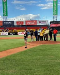 Natti Natasha lanza la primera bola en el Estadio Cibao