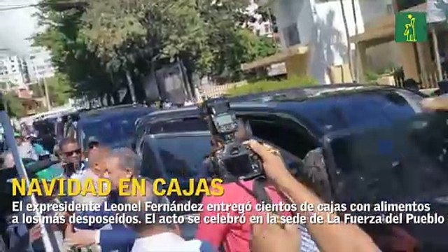 Navidad en cajas: Leonel Fernández entregó alimentos en la sede de La Fuerza del Pueblo