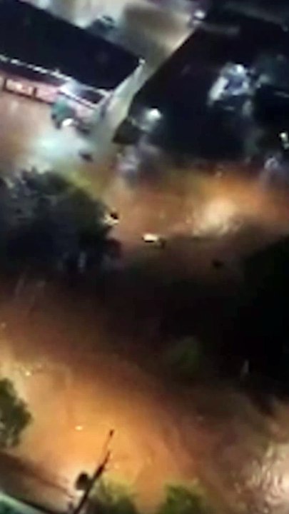 el impactante momento en el que los autos eran arrastrados por el agua tras un fuerte diluvio en Brasil
