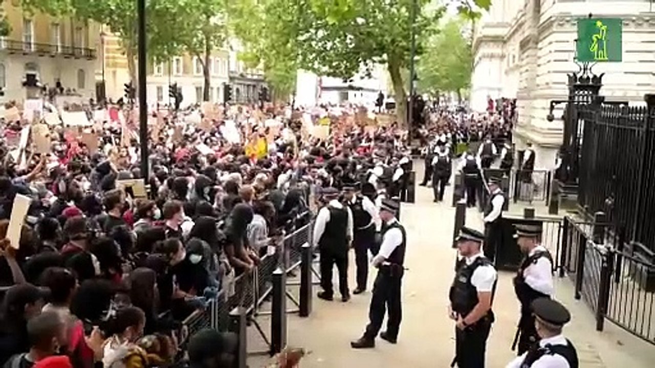 Tensión entre policía y manifestantes en Londres por la muerte del George Floyd