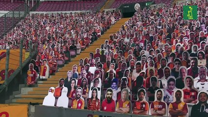 Una grada de llena de fotos: la hinchada virtual en tiempos del COVID-19