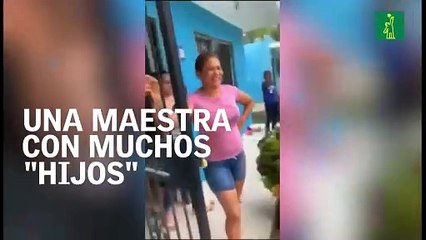La emotiva sorpresa de un grupo de niños a su maestra de una escuela de La Victoria