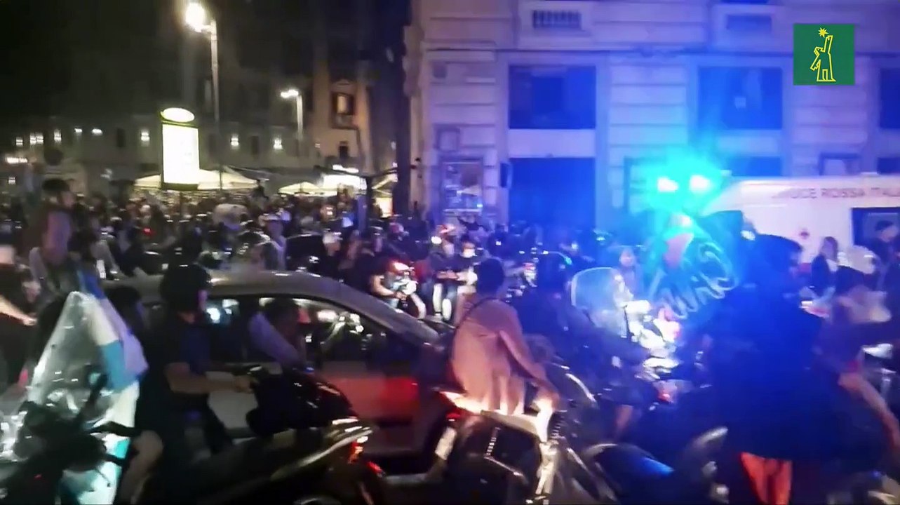 Aficionados del Nápoles celebran su título ante la Juventus