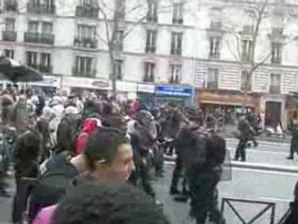Manifestation à Paris escorté par les CRS