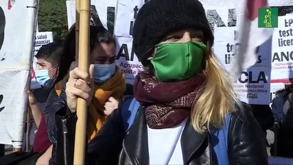 Alerta de contagio aéreo de COVID mientras sigue vaivén de medidas en América