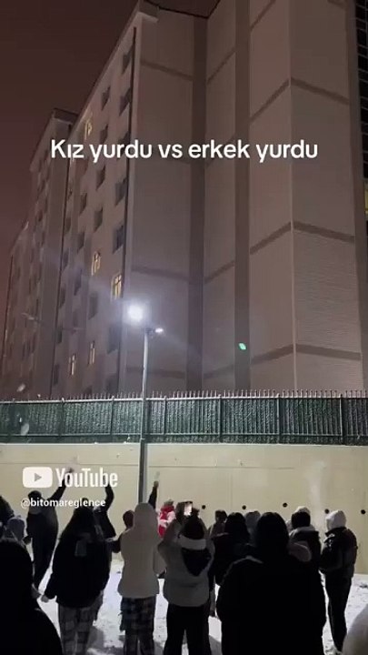 Kız yurdu ile erkek yurdu öğrencilerinin kartopu savaşı yaptığı anlar #shortvideo #shortsviral