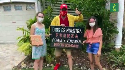 Profesor sorprende a sus alumnos disfrazado de repartidor