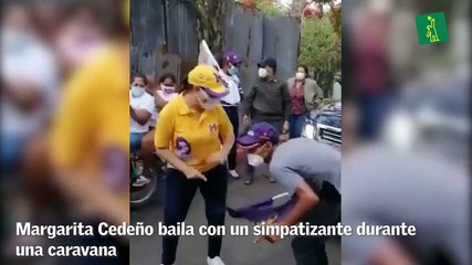 Margarita Cedeño baila con un simpatizante durante una caravana