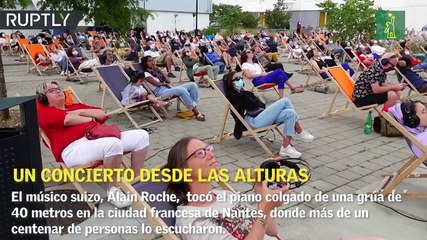 Un músico toca el piano colgado de una grúa a 40 metros de altura