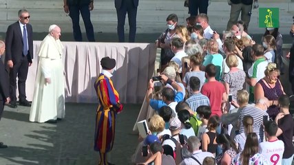 El papa Francisco visto por primera vez con mascarilla