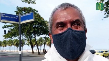 Pareja de astronauta pasea segura del coronavirus en las playas de Río